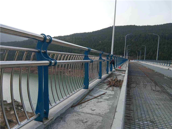 那曲不锈钢桥梁护栏的特点及其在桥梁安全中的重要作用