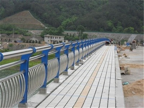 那曲不锈钢桥梁护栏的特性及其在现代建筑中的应用